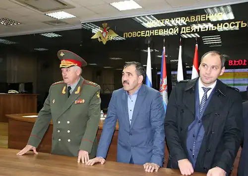 С главой Республики Ингушетия Юнус-Беком Евкуровым в региональном центре управления штаба ЦВО, 1 октября 2015 г.