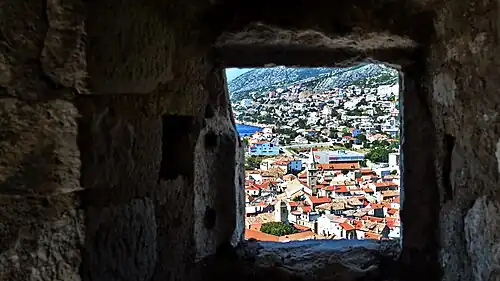 Вид на город Сень из крепостной бойницы