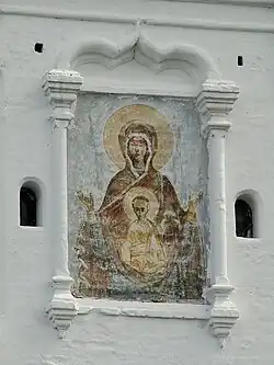 Фресковая икона «Знамение» на внешней стене колокольни церкви Вознесения