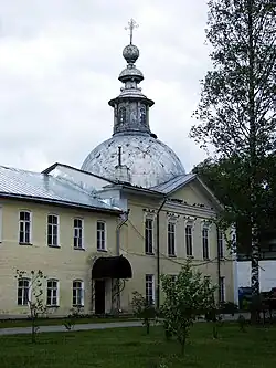 Церковь Всех Святых (1-я четверть XVIII в.), завершающая корпус братских келий