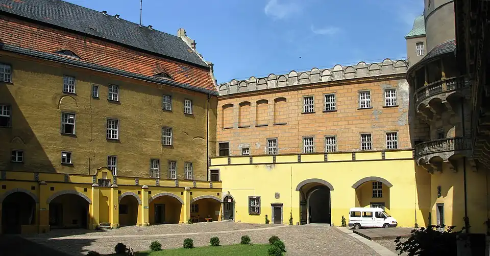 Замковый двор