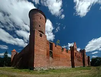 Одна из угловых башен замка