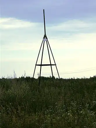 Геодезический знак на высшей точке Московской области. Фото лета 2014 года.