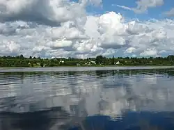 Ктинское озеро, вид на деревню Заозерье