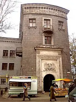 пр. Металлургов, 2 (постройка 1937 года); на фасаде цитата из сталинской конституции