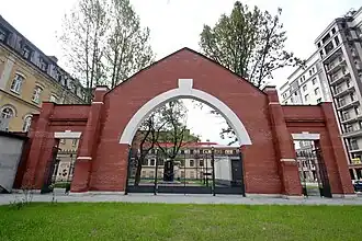 Арка по мотивам стены с торцом здания