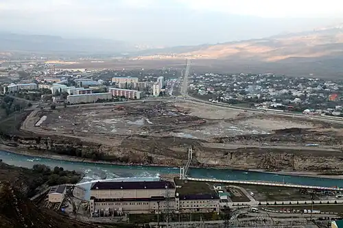 Правокубанский (слева от шоссе), Сары-Тюз (справа от шоссе) и сооружения Зеленчукской ГЭС на другом берегу Кубани