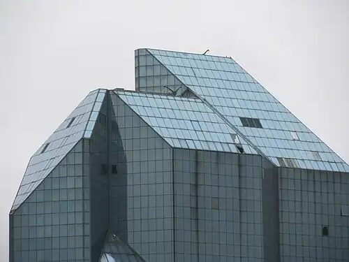 Крыша с забытыми подъёмниками и разбитые окна