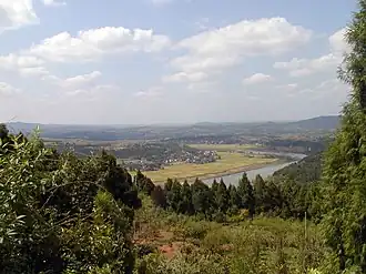 Пейзаж северной части Сычуаньской впадины: вид на уезд Цзытун