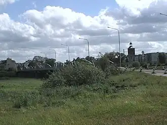 Въезд в Знаменск. Виден многопролётный мост кованного железа через реку Преголя, справа за домами — шпиль бывшей немецкой кирхи