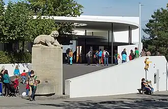 Статуя суматранского тигра у входа в зоопарк