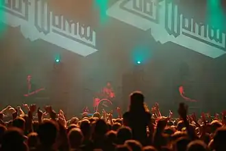 Адам Блейк во время выступления в 2009 году (в центре).