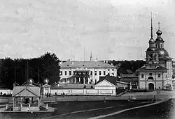 Дом губернатора и церковь Зосимы и Савватия со стороны Плац-Парадной площади на фото 1887 г. Виден западный портал до пристройки неорусской трапезной