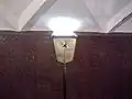 Боковой плафон станции. На каждом из них бронзовая звезда в честь Советской армии.