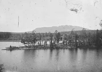 вид с реки Оланга в сторону Киваккатунтури, остров Мянтюсаари на переднем плане. 1915 г.