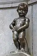 Так же в виде статуй - знаменитый на весь мир "Manneken Pis" ("Писающий мальчик"), автор: Жером Дюкенуа Старший