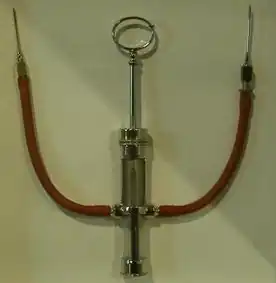 Шприц для прямого переливания крови от одного человека к другому времён Второй мировой войны